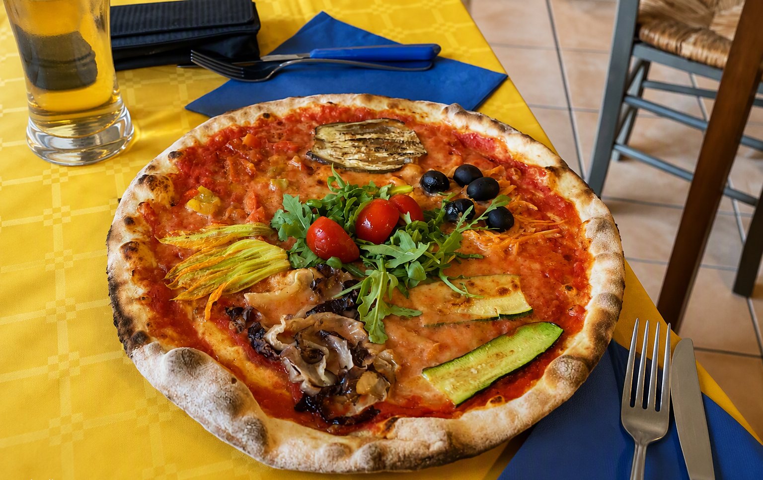 Pizza con verdure e olive