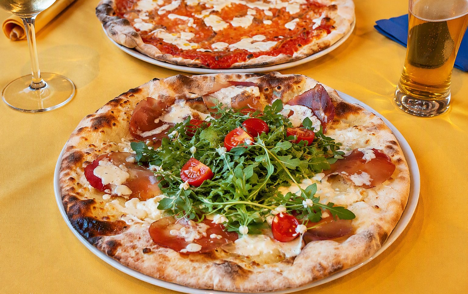 Pizza con rucola e pomodorini